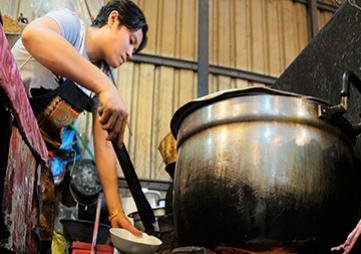 Photo by Sara Trab Nielsen Laos, woman cooking