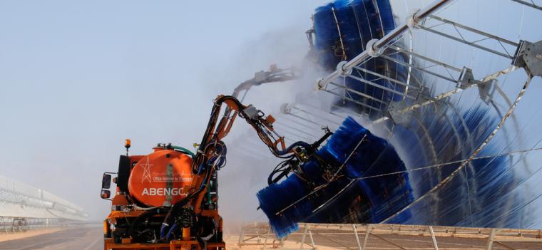 Cleaning solar panels. Ain Beni Mathar Integrated Combined Cycle Thermo-Solar Power Plant. Photo: Dana Smillie / World Bank Cleaning solar panels. Ain Beni Mathar Integrated Combined Cycle Thermo-Solar Power Plant. Photo: Dana Smillie / World Bank