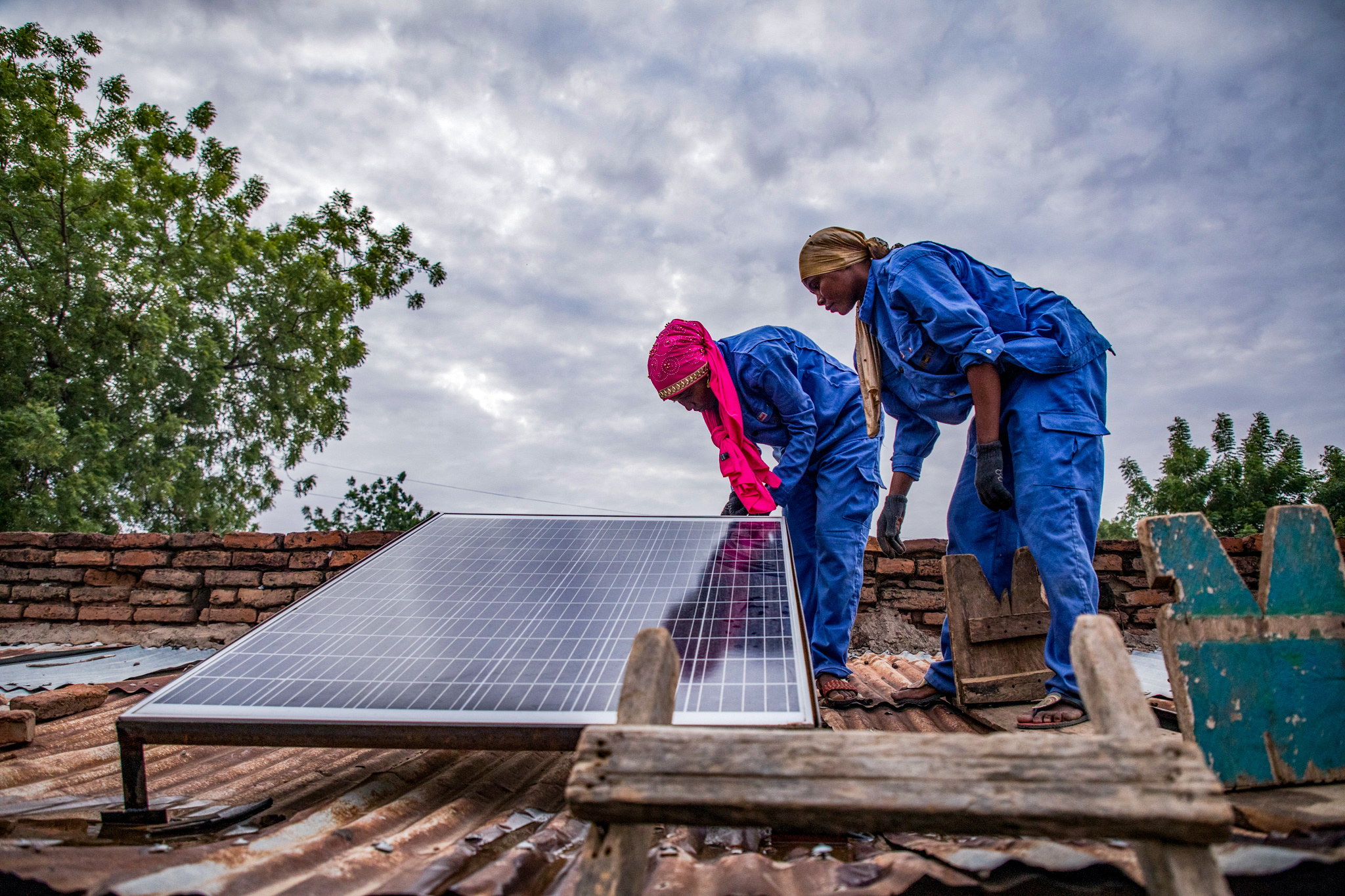 WOMEN WORKING on cleaning PV panels