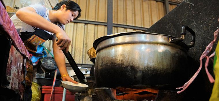 Photo by Sara Trab Nielsen Laos, woman cooking